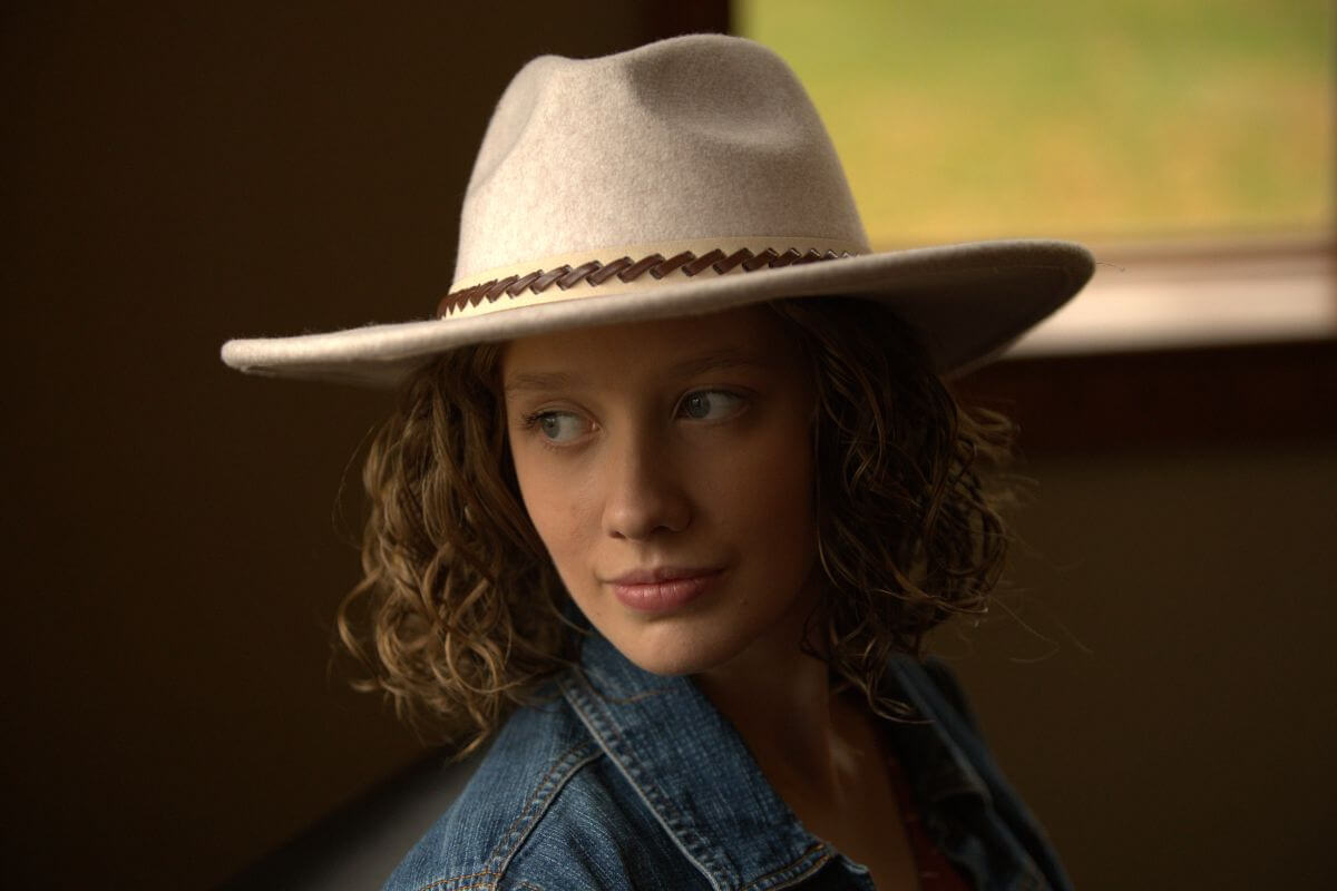 lady wearing a hat